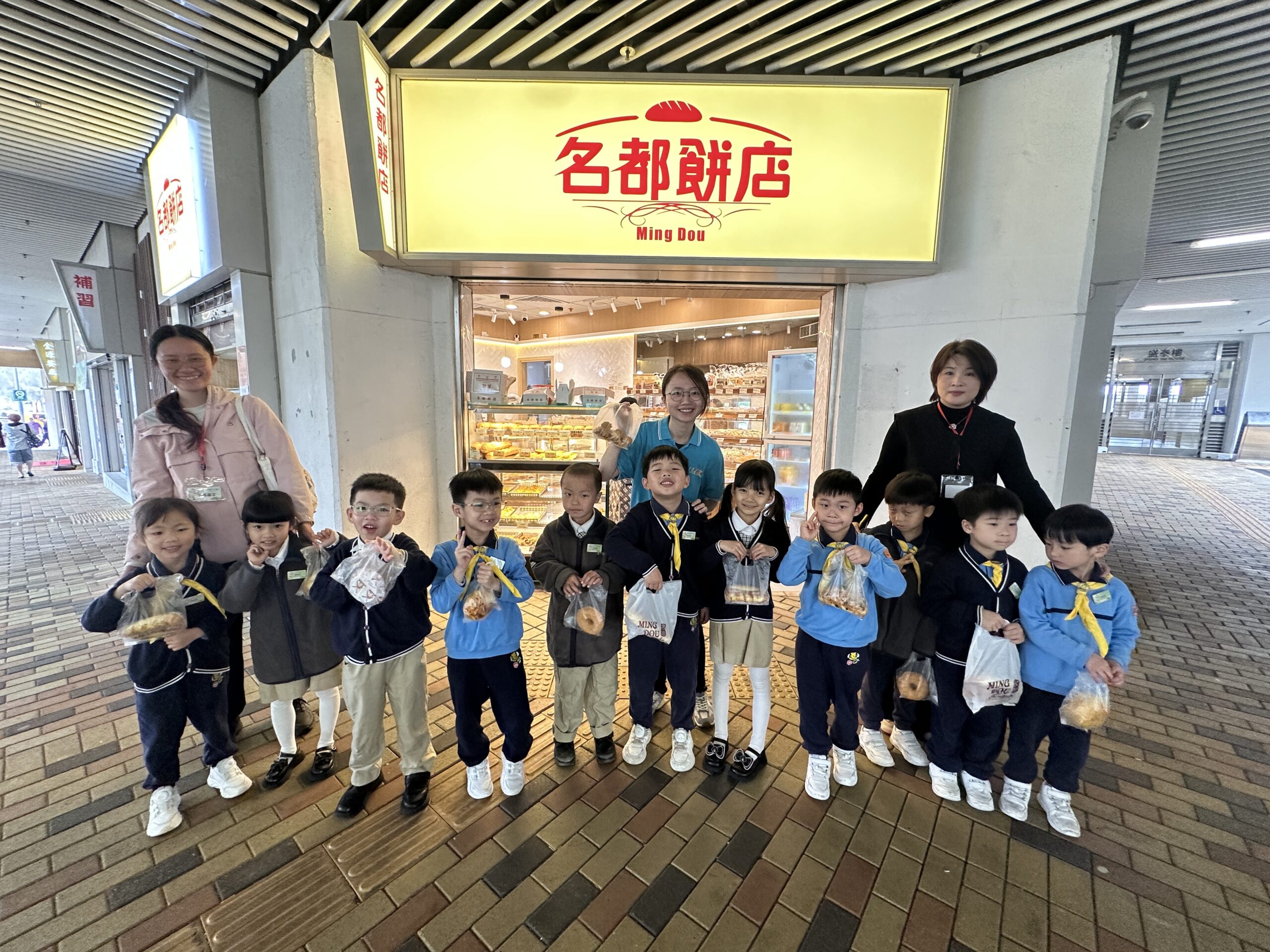 高班參觀麵包店